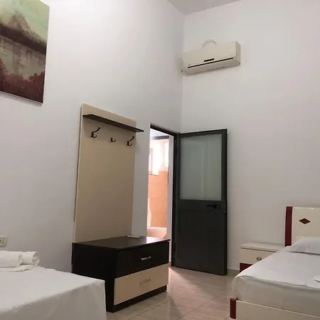 Xhej Hotel 3*